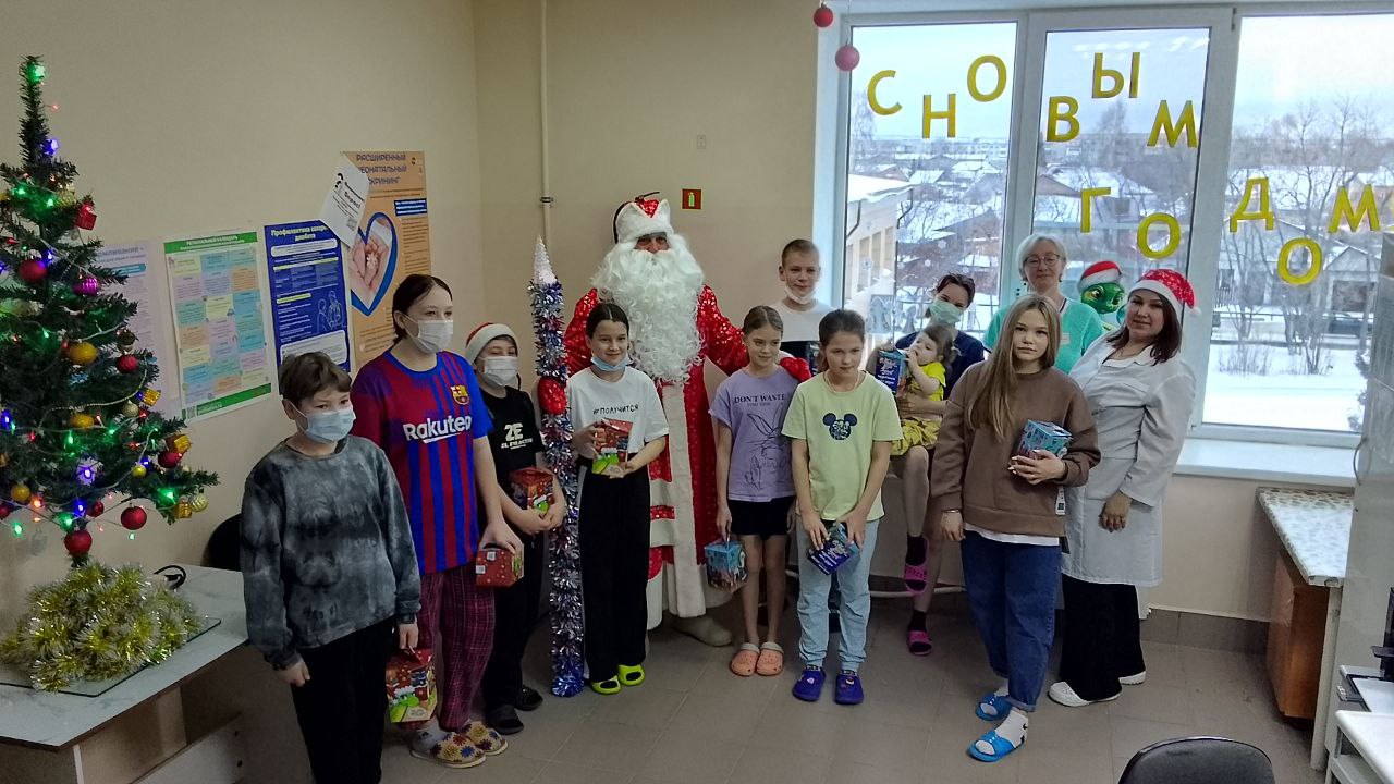 Зимние волшебники поздравили маленьких и пожилых пациентов свердловских больниц, а также семьи, которые переживают сложное время