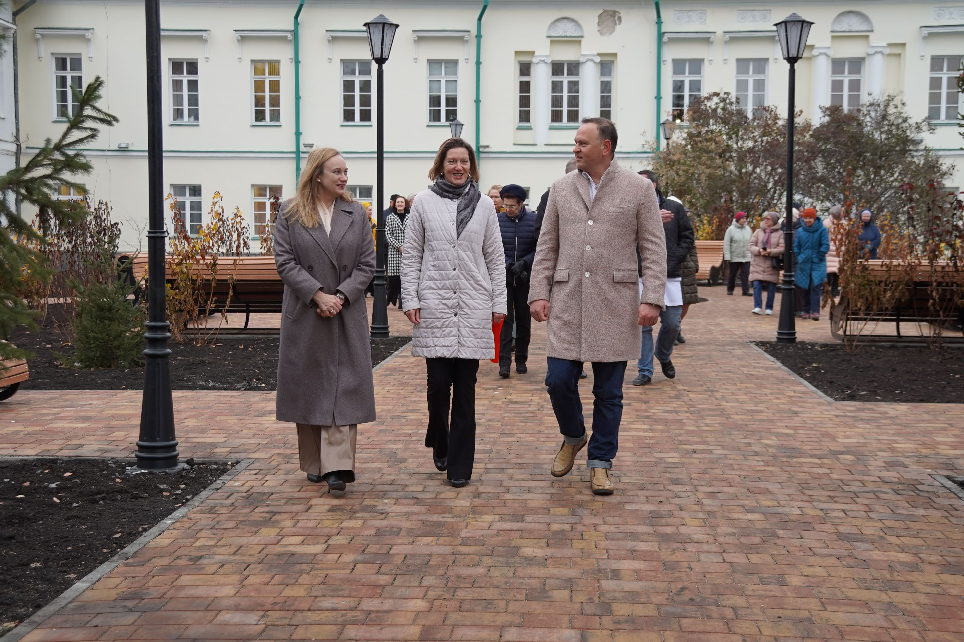 Обновлённый сквер областной больницы №2 открылся после реконструкции в год 90-летия Свердловской области