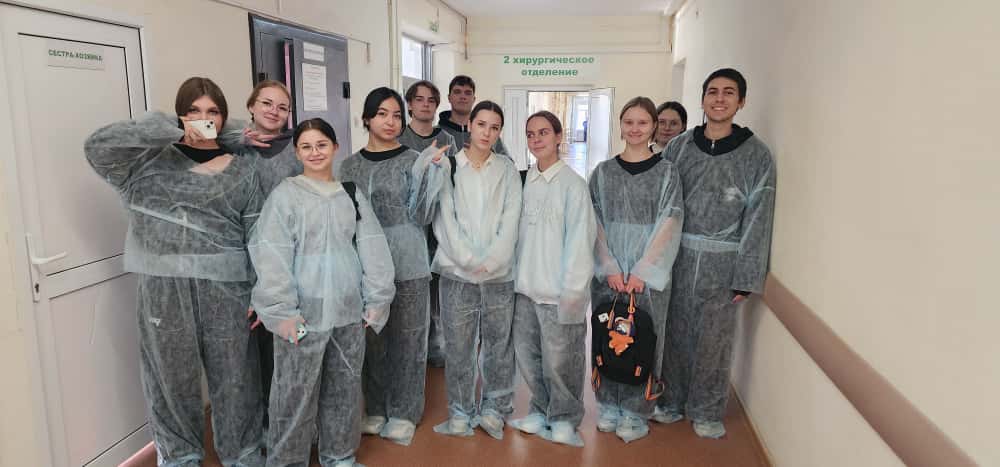 Врачи ЦГКБ №1 Екатеринбурга впервые провели профориентационную экскурсию для восьмиклассников