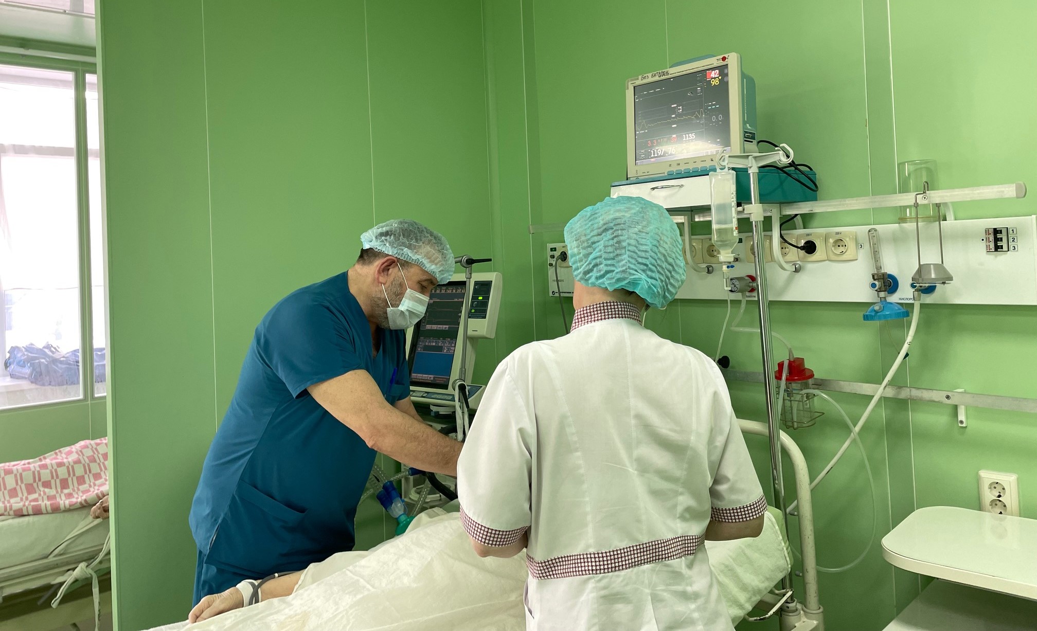 Екатеринбургские врачи спасли мужчину с множественными травмами после наезда автомобиля