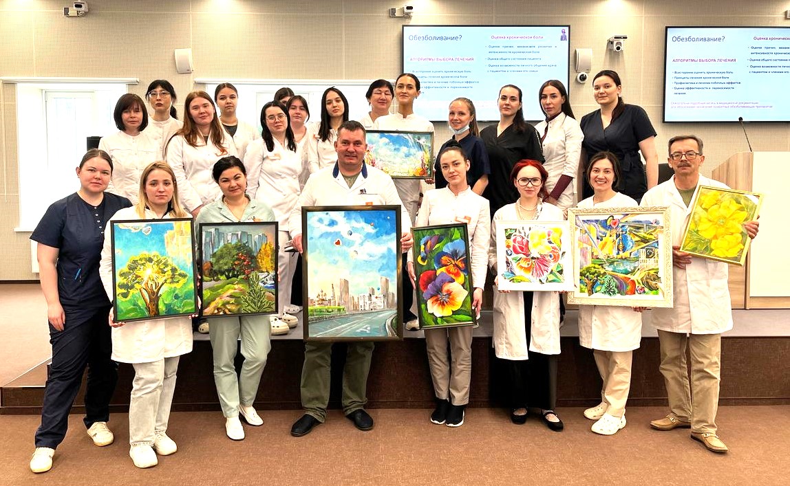 Исцеление творчеством: уральский художник нарисовал серию картин для новой поликлиники в Академическом