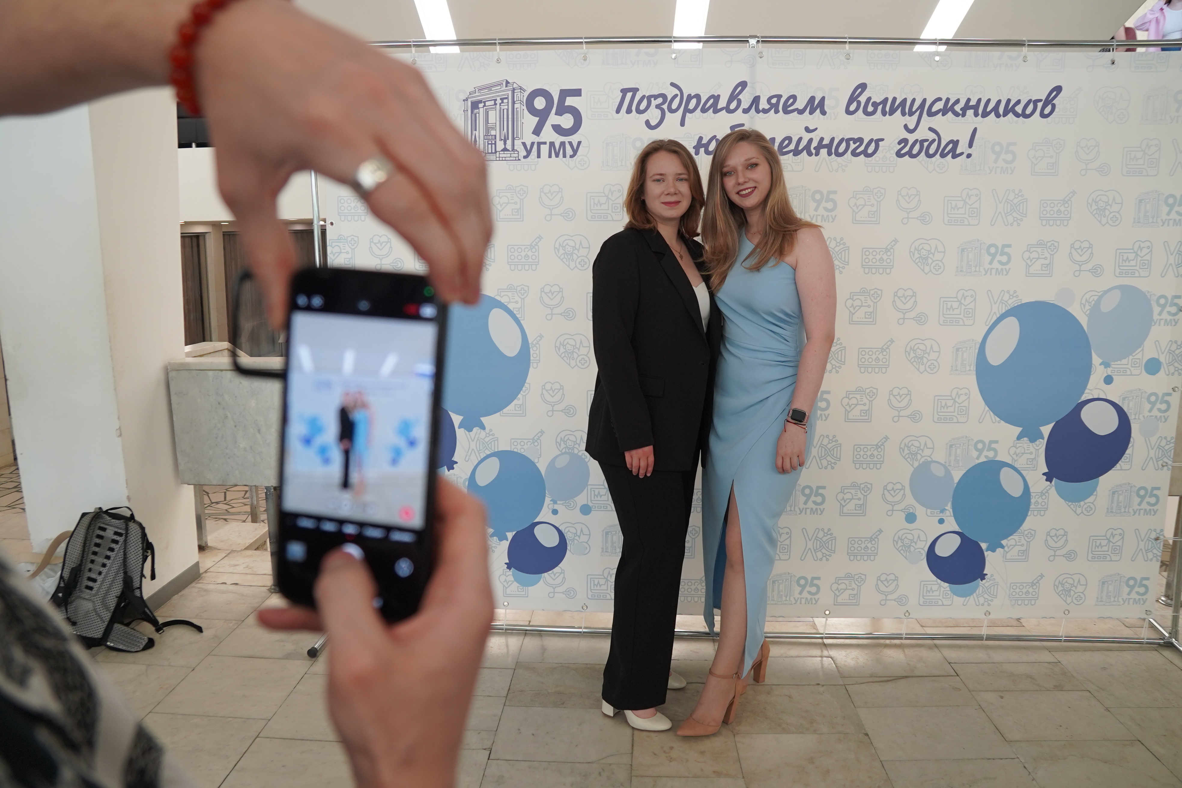 Денис Паслер и Татьяна Савинова вручили дипломы выпускникам УГМУ 