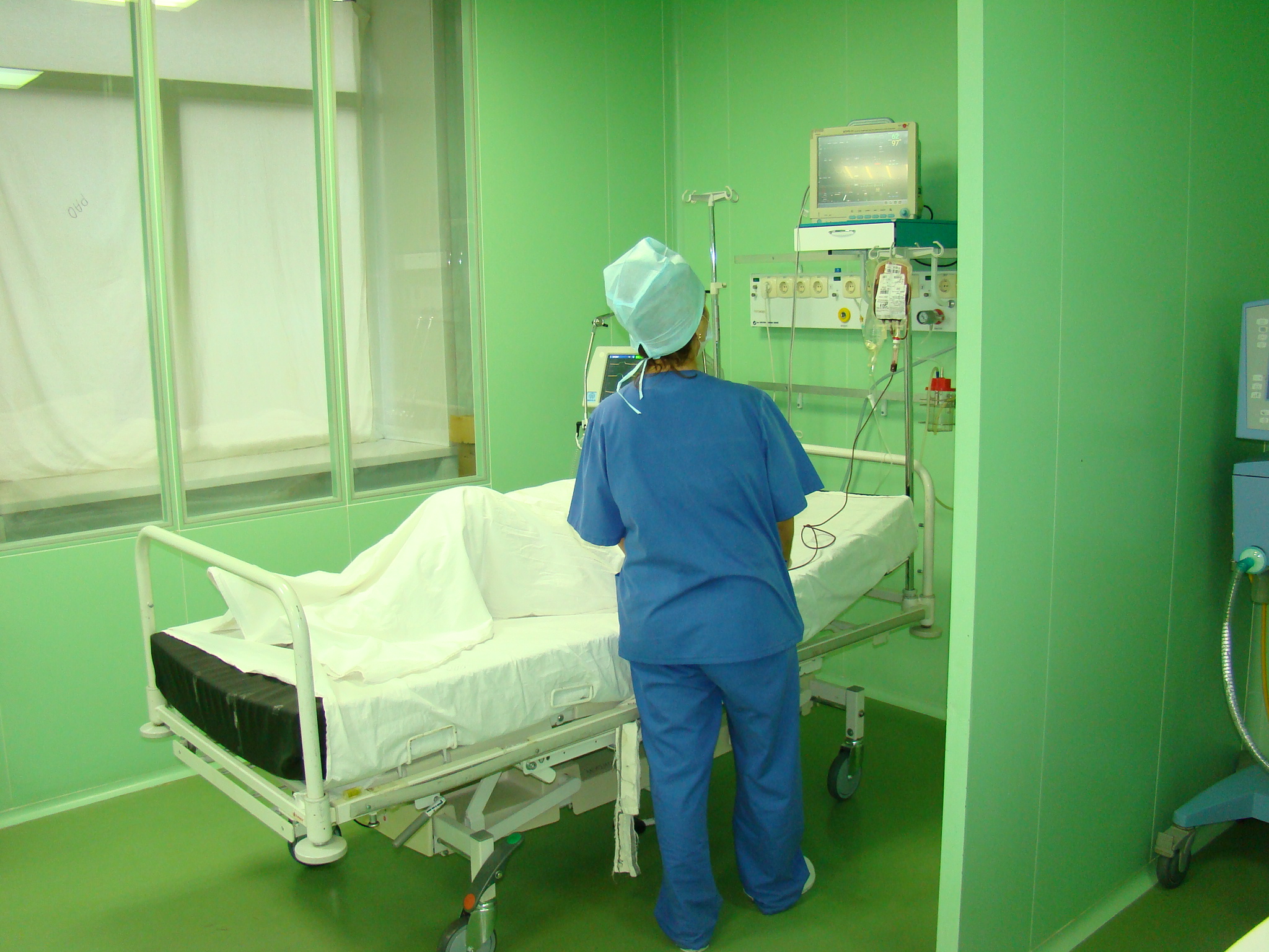 Врачи Травматологической больницы №36 провели 12 операций для спасения 21-летнего екатеринбуржца, упавшего с четвёртого этажа