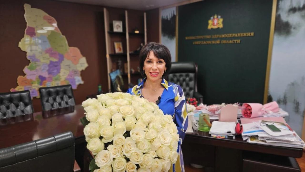 Татьяна Савинова направила в больницы цветы и лично подписала открытки для коллег