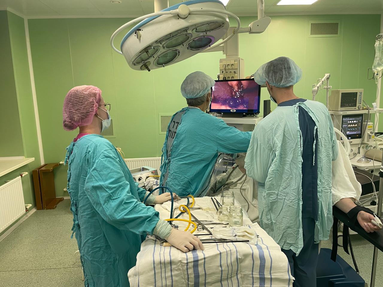 Врачи ЦГКБ №1 Екатеринбурга в течение месяца лечили пациента, получившего травмы после дружеских посиделок с алкоголем