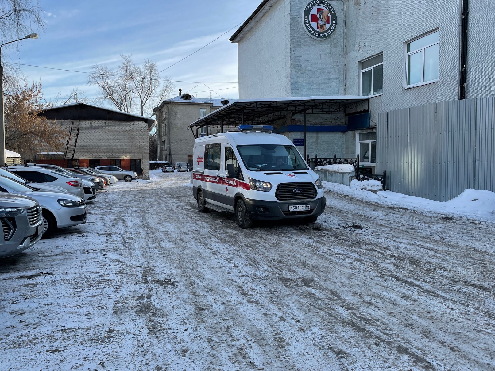 Травматологи профильной больницы Екатеринбурга восстановили сломанную ногу 41-летней беременной свердловчанке, выпавшей из окна