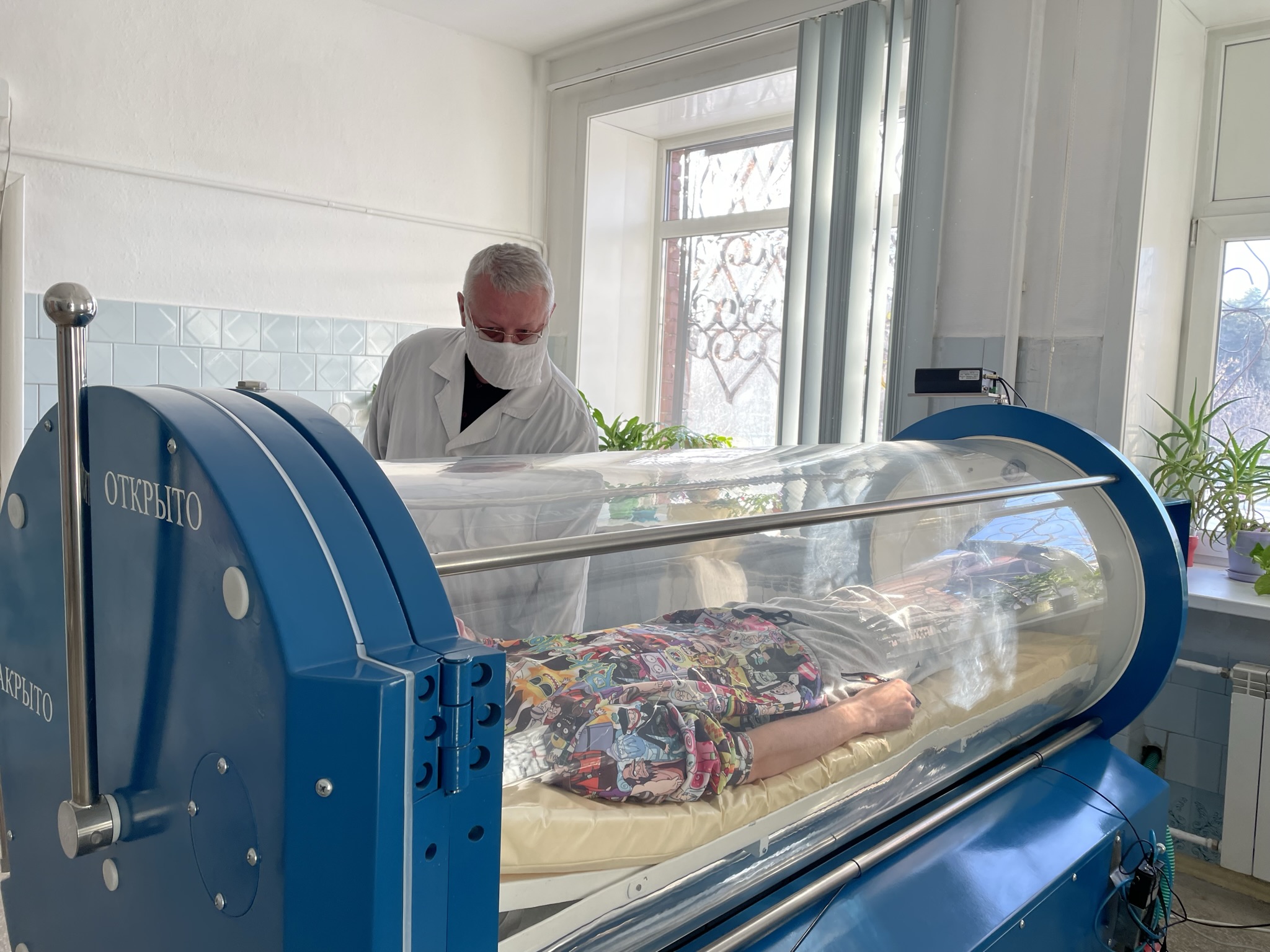 Команда свердловских врачей с помощью современных методик лечения поставила на ноги пострадавшего в ДТП 26-летнего водителя