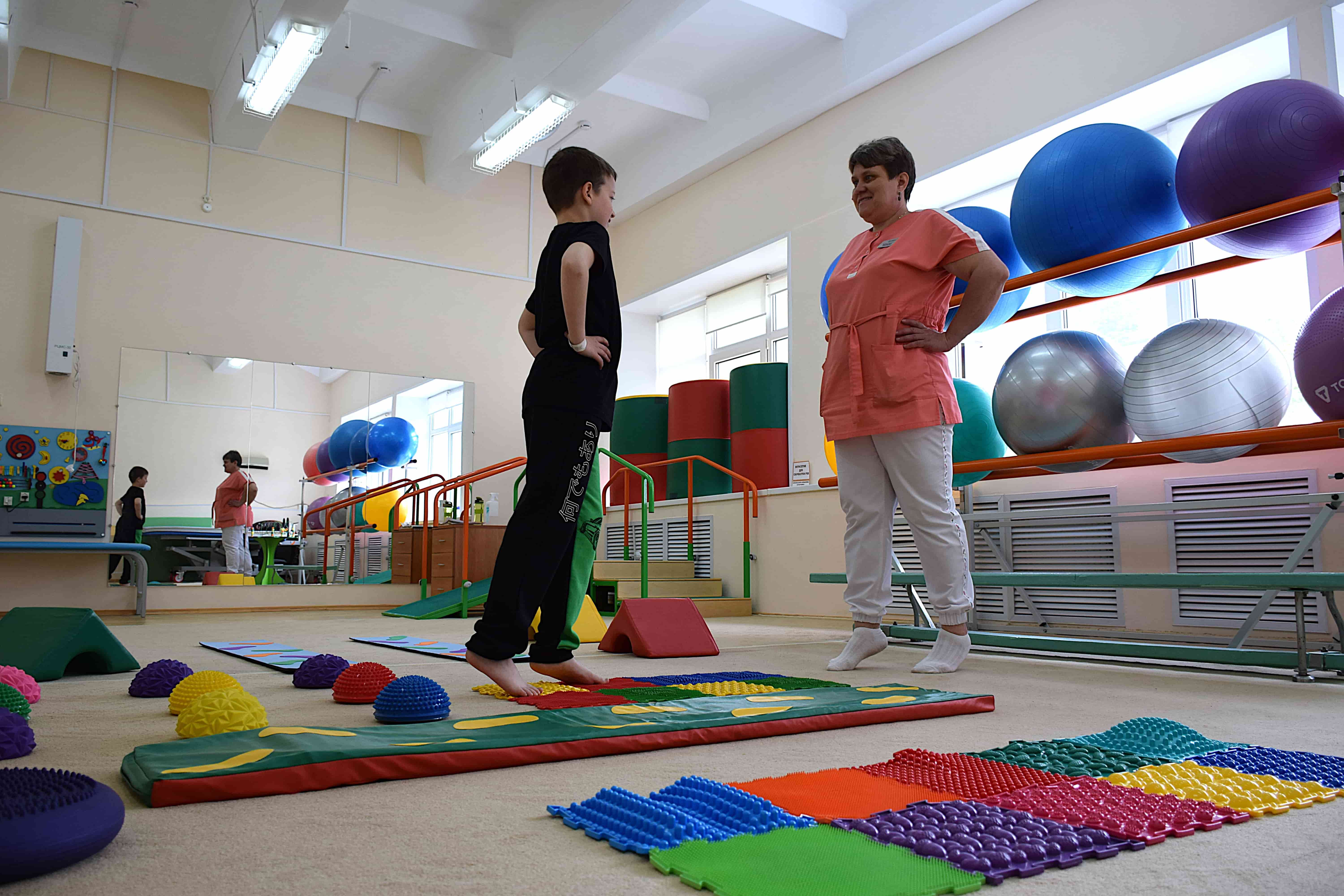 Босиком к здоровью: свердловские врачи рассказали, почему важно ходить без обуви с детства