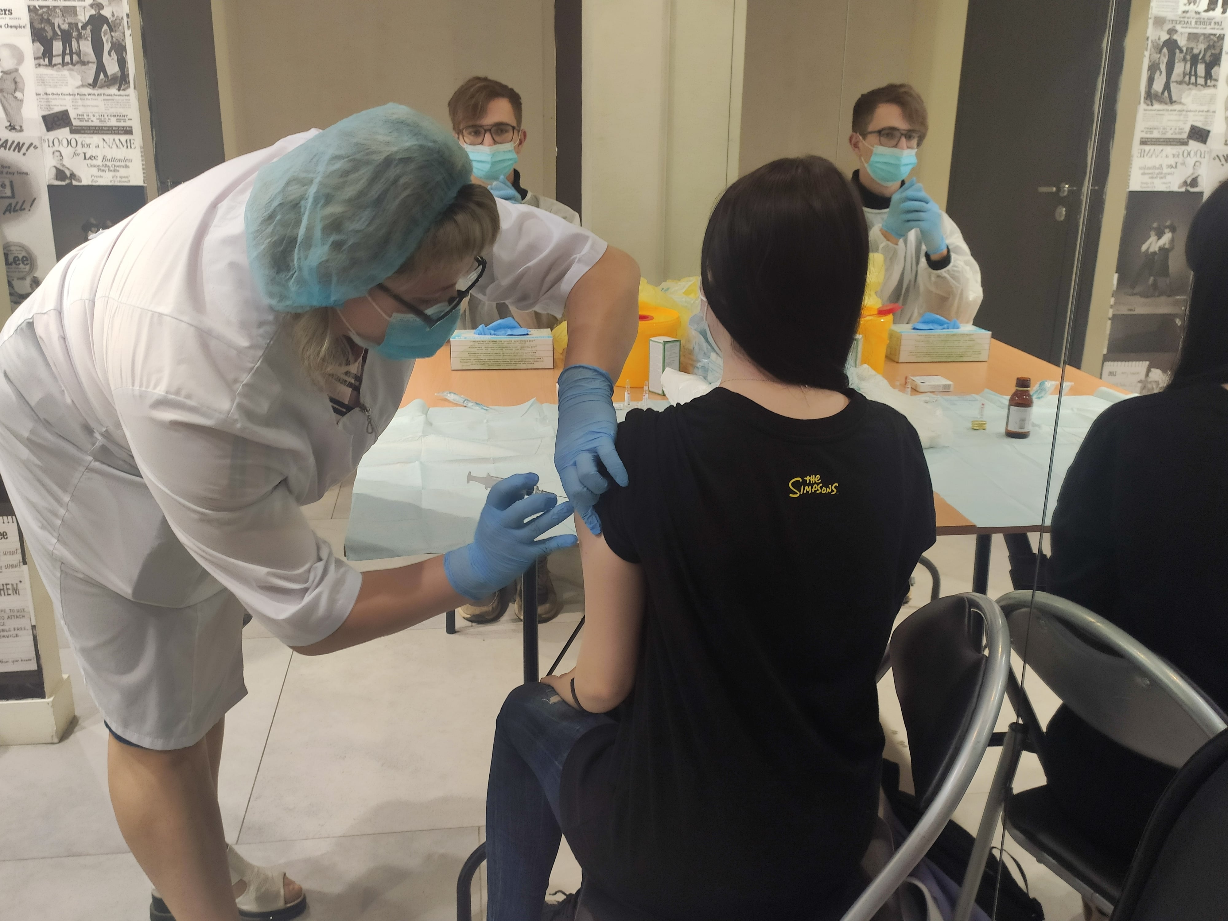 Период работы пунктов вакцинации в ряде торговых центров Екатеринбурга продлён до 1 декабря