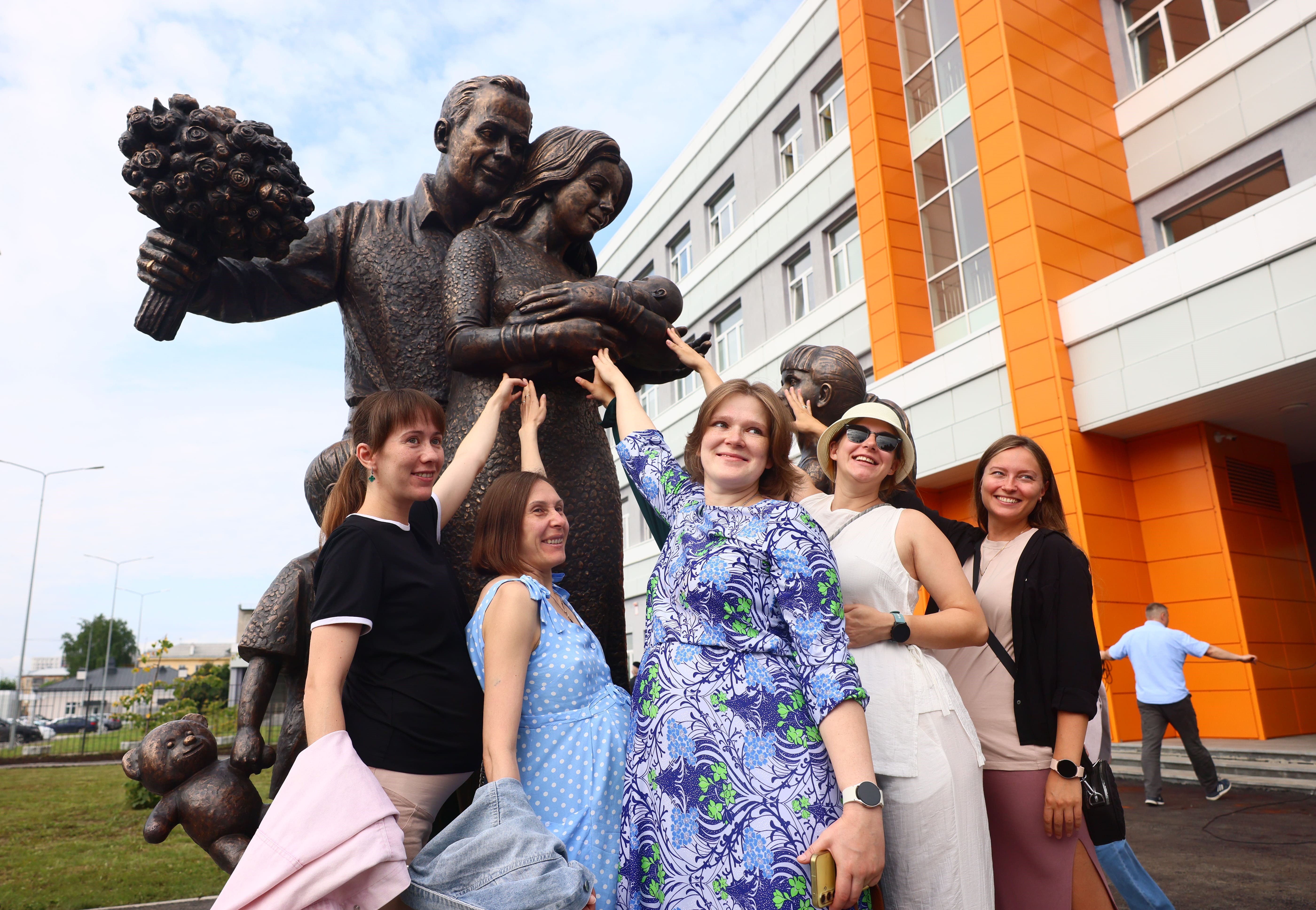 Скульптурная композиция «Счастливая семья» установлена на площадке родильного дома в Верхней Пышме