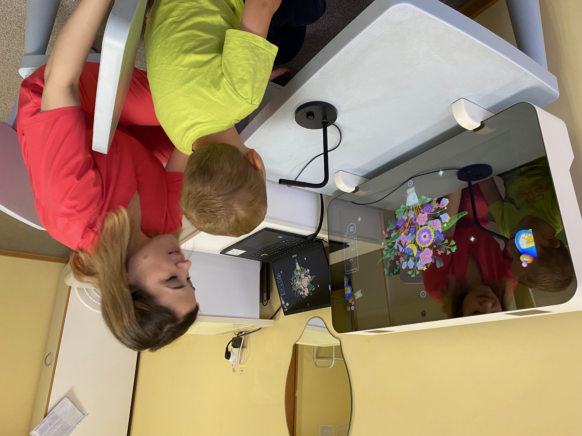 Врачи детской больницы Первоуральска начали применять в работе с пациентами интерактивный логопедический комплекс «Умное зеркало»