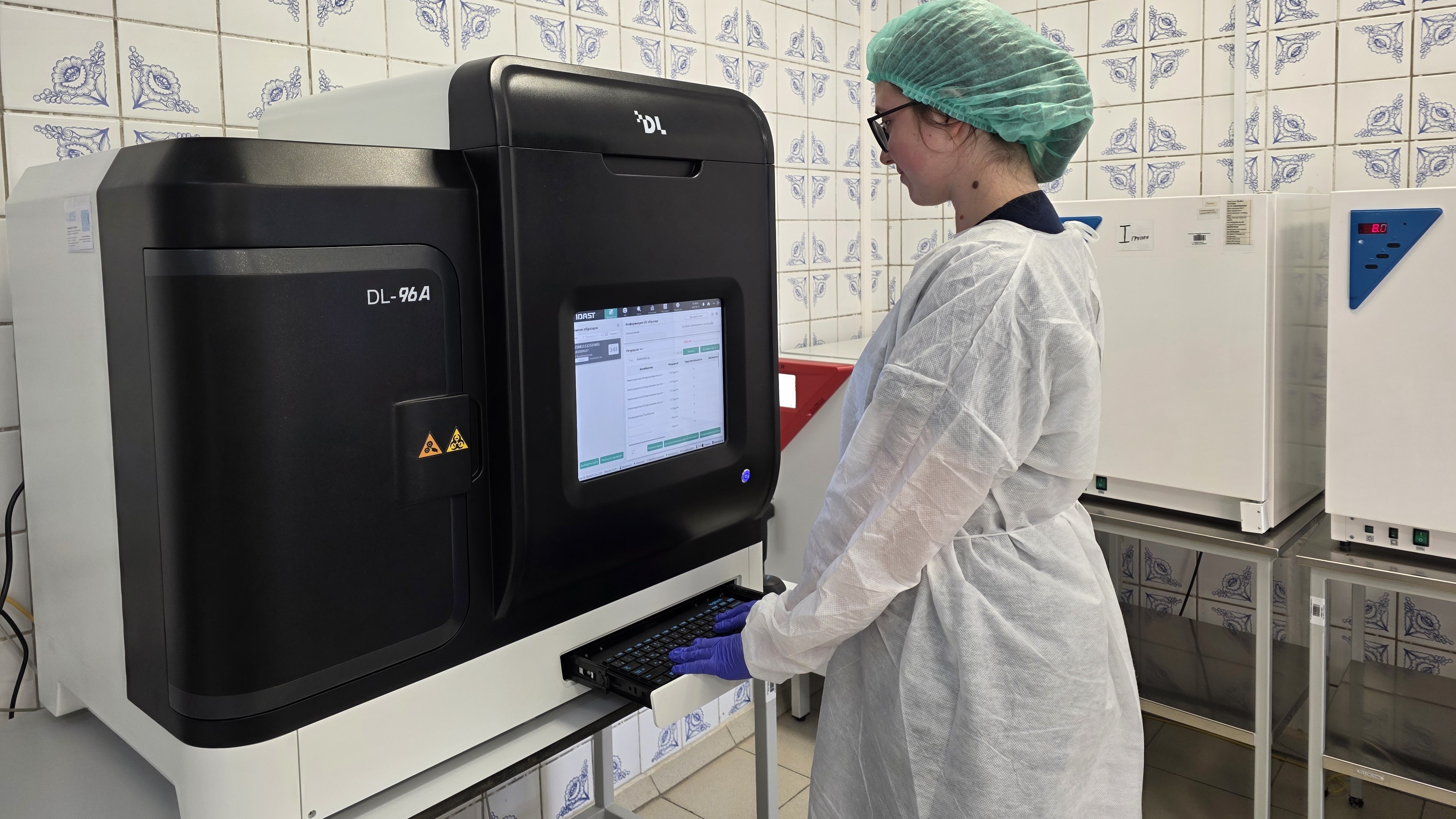 Диагностировать сепсис быстро и точно: современное оборудование для работы медицинских микробиологов ввели в эксплуатацию в ОДКБ