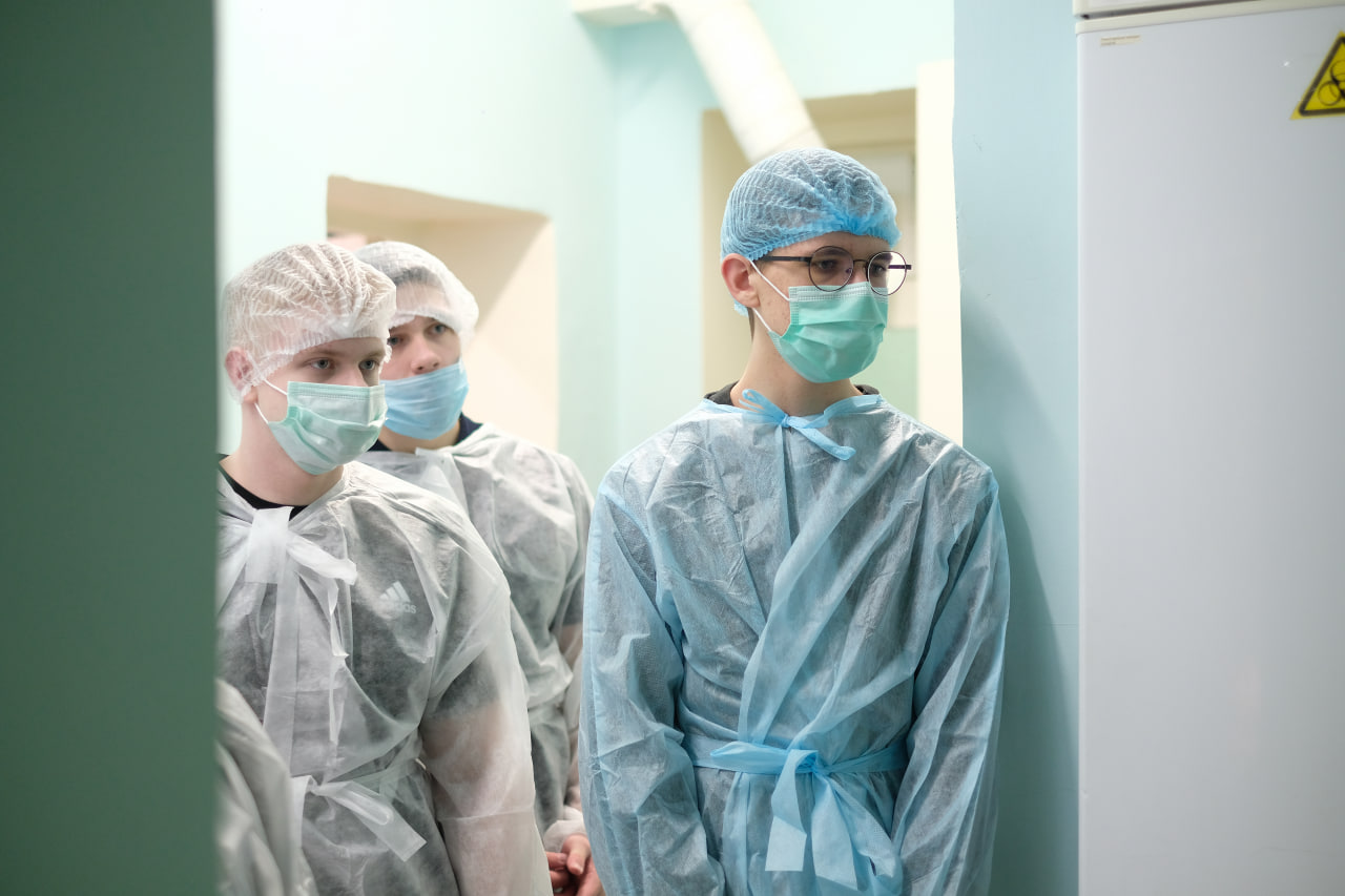 Ученики медицинских классов Ревды и Североуральска посетили лаборатории местных больниц