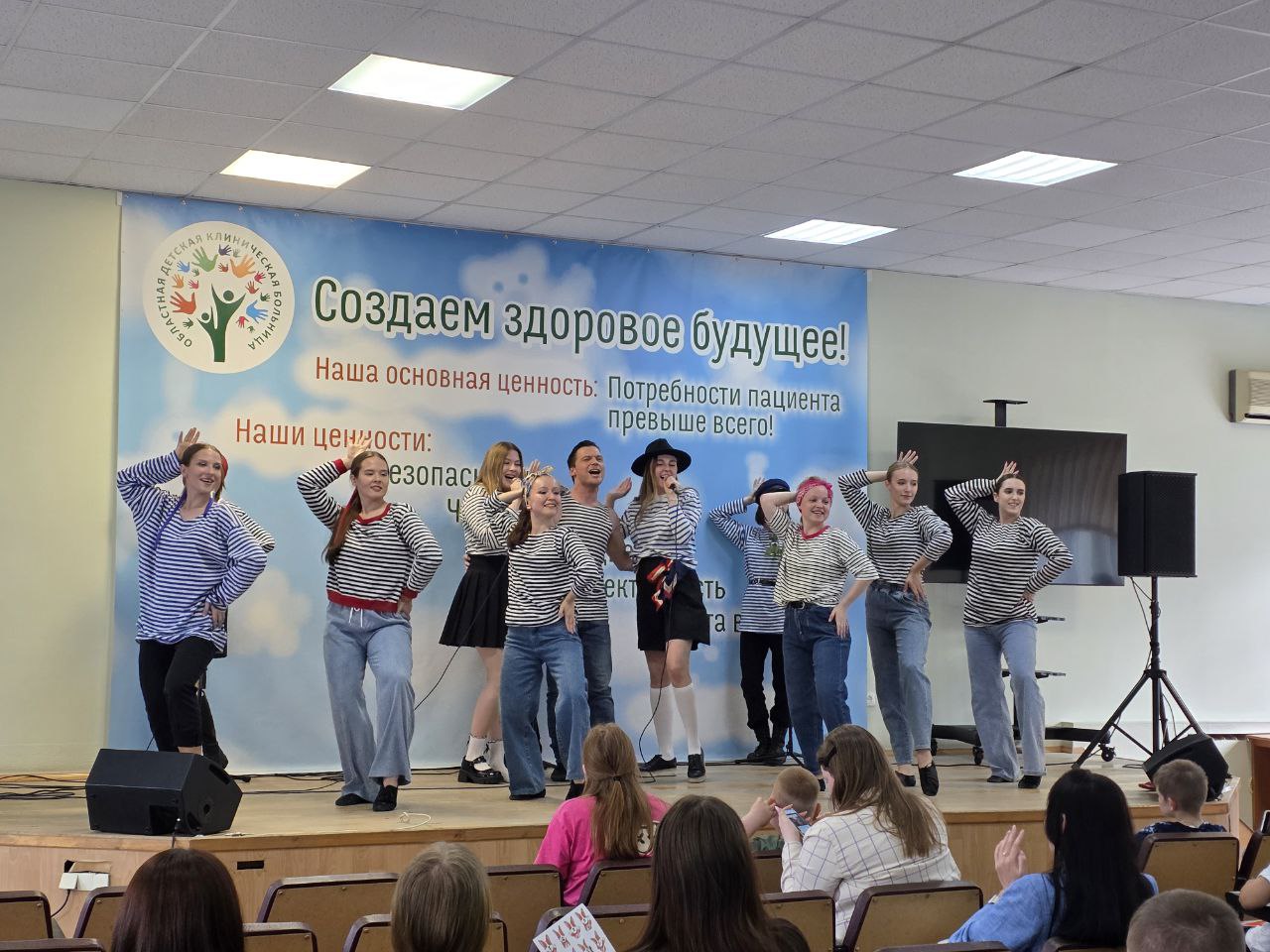 Участники фестиваля «Уральская ночь музыки» выступили перед пациентами Свердловской областной детской больницы