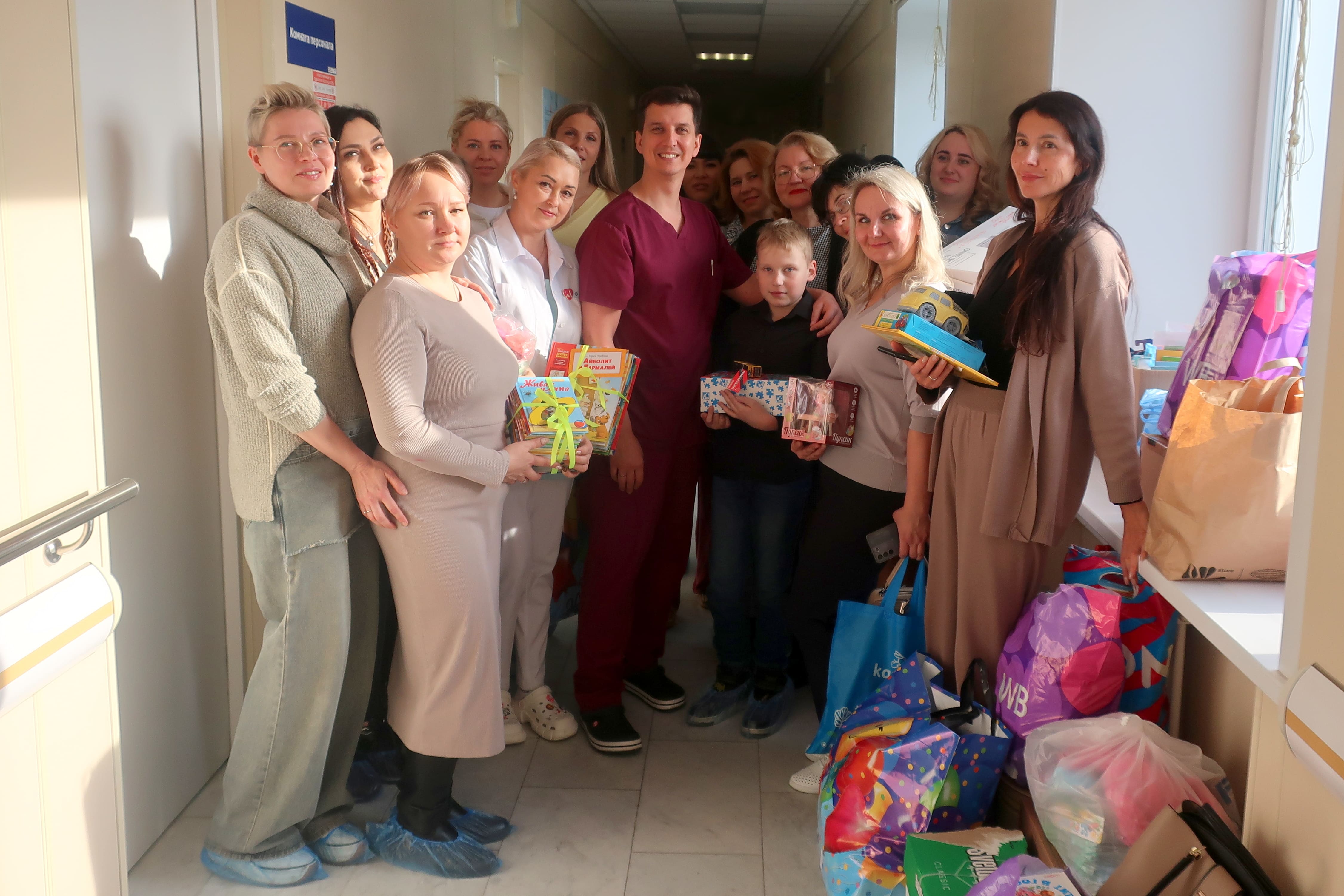 Участницы конкурсов на звание главных мам сделали подарок отделению детской кардиохирургии СОКБ №1 в честь его 16-летия