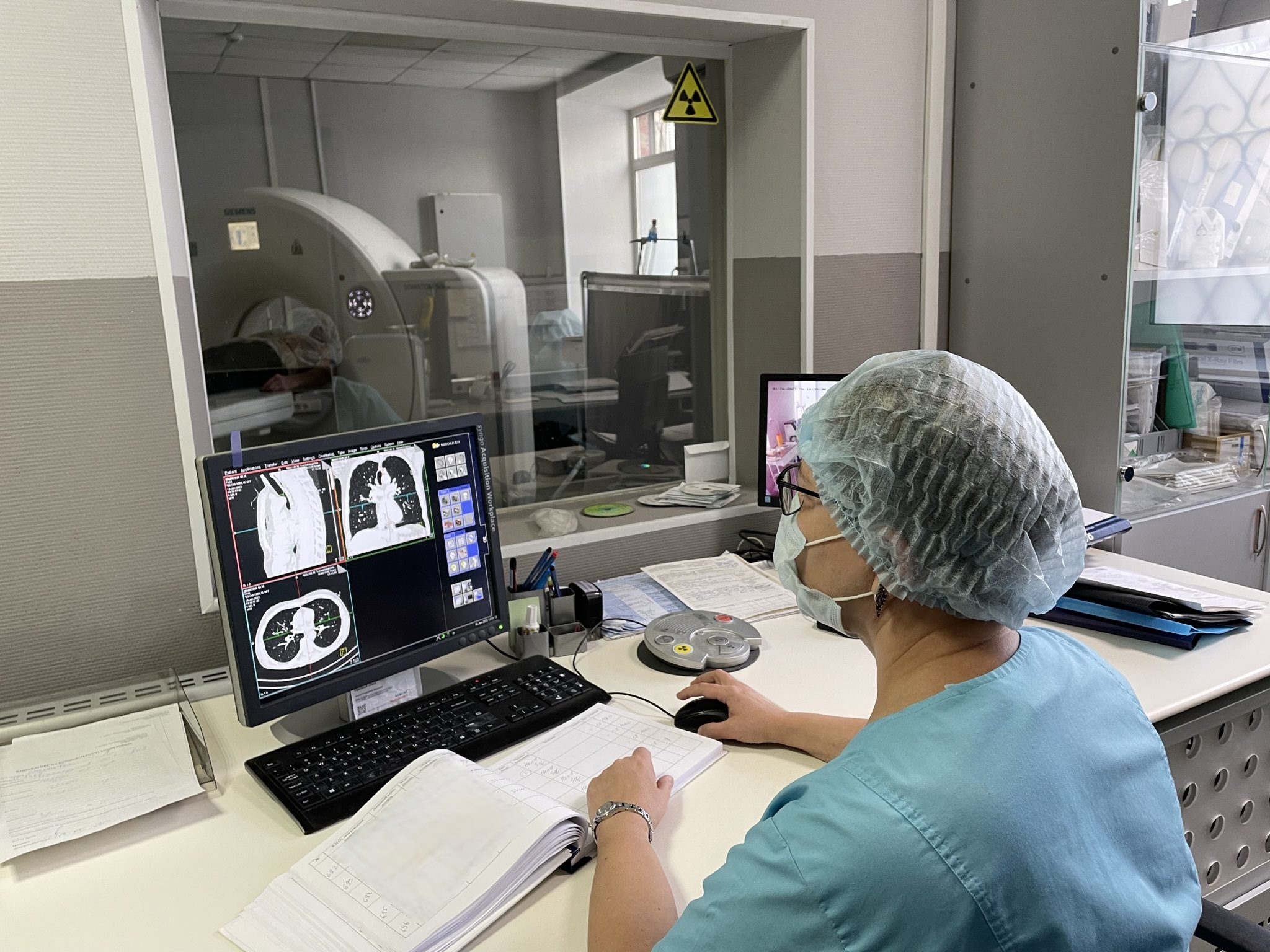 Уральские врачи спасли от паралича 20-летнего мужчину, на которого с высоты упал тяжёлый груз