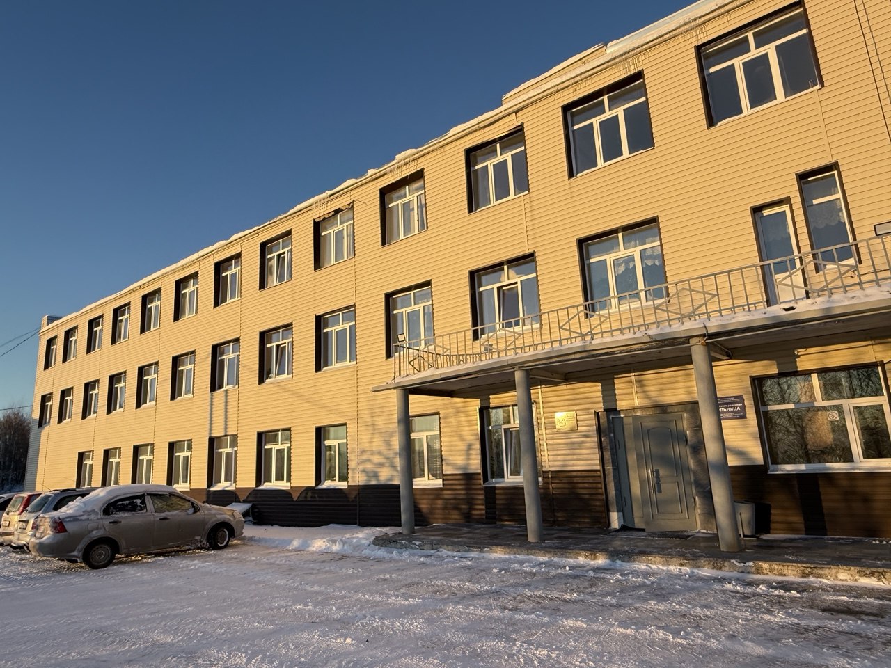 Фасад главного корпуса больницы в Бисерти капитально отремонтировали по нацпроекту «Продолжительная и активная жизнь»