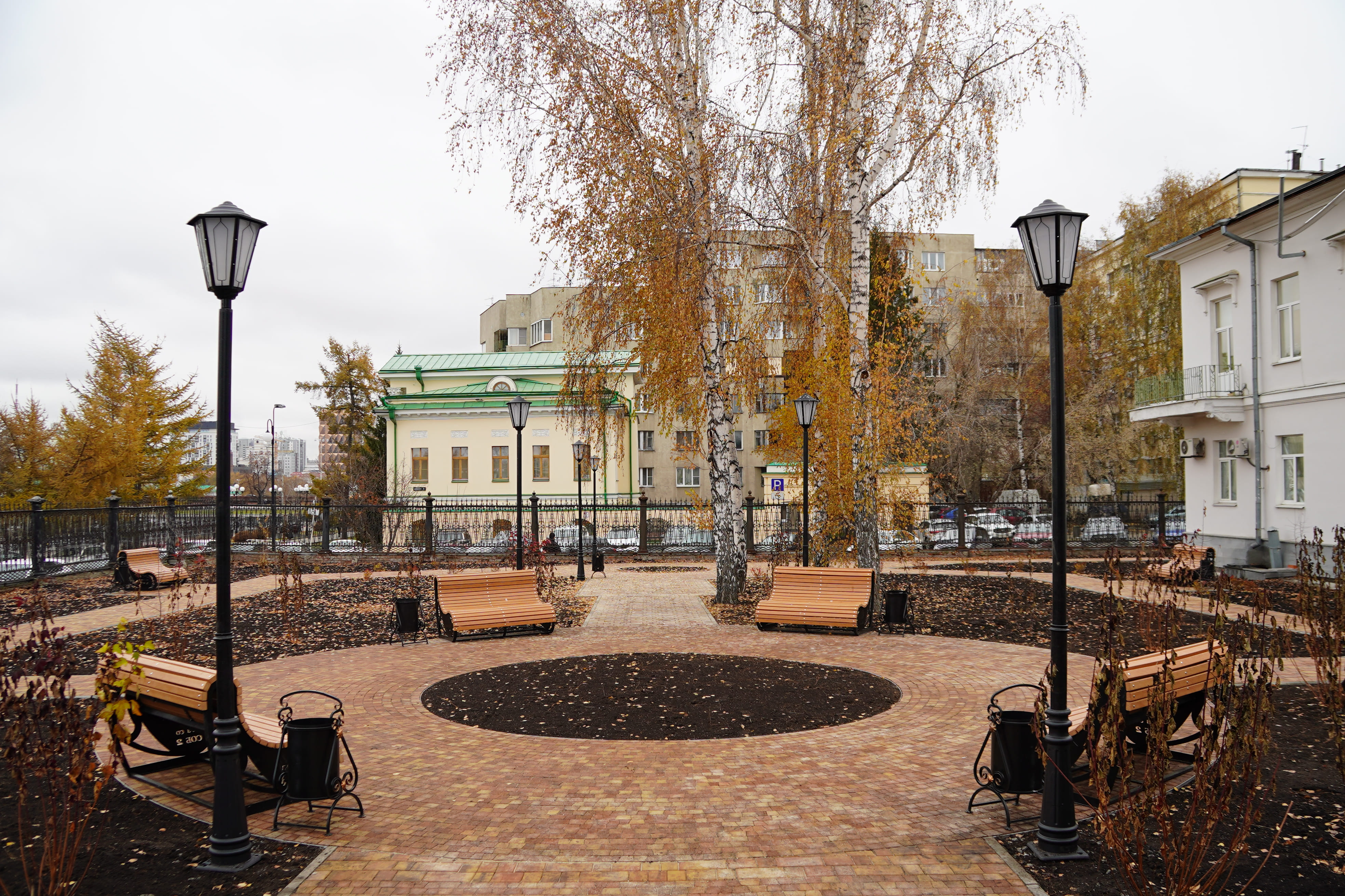 Завершено благоустройство сквера Свердловской областной больницы №2