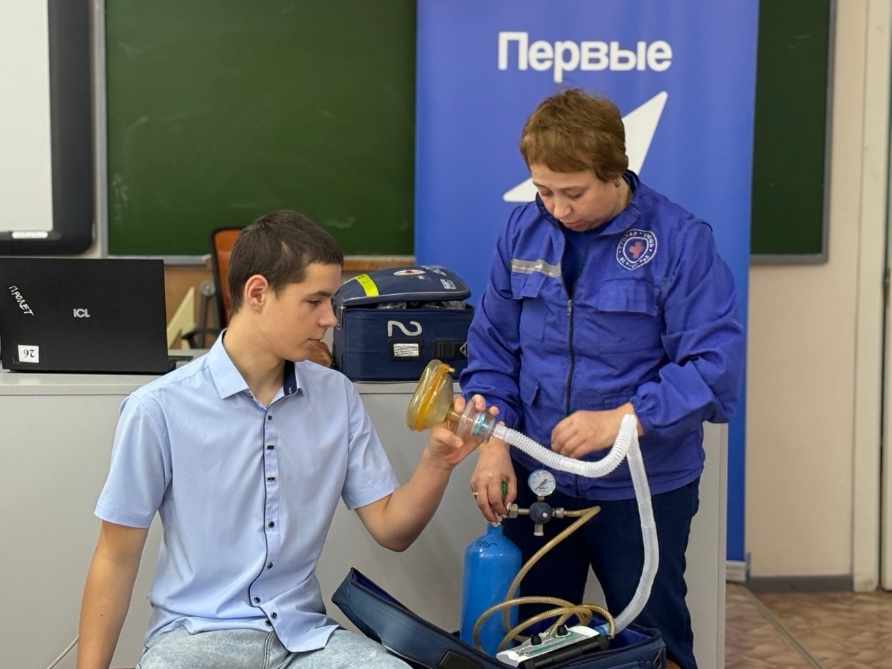 Фельдшер Верхотурской ЦРБ провела мастер-класс по оказанию первой помощи для 25 старшеклассников Пролетарской школы