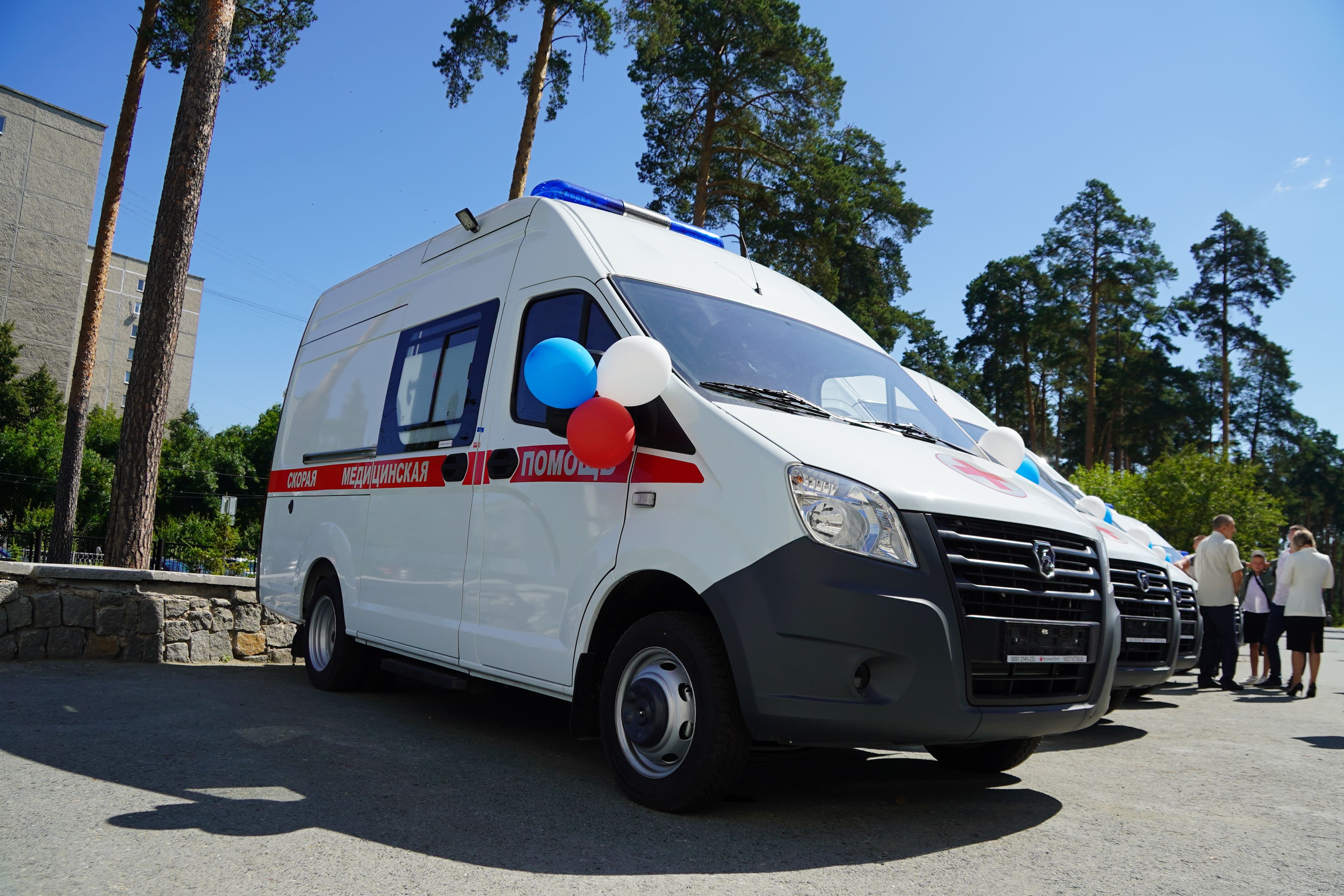 Вручение новых автомашин скорой помощи свердловским больницам