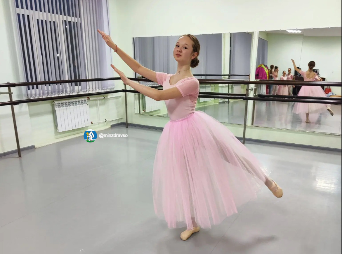 Десять месяцев борьбы после тяжёлой травмы позвоночника: благодаря помощи врачей 12-летняя Алиса из Режа снова танцует