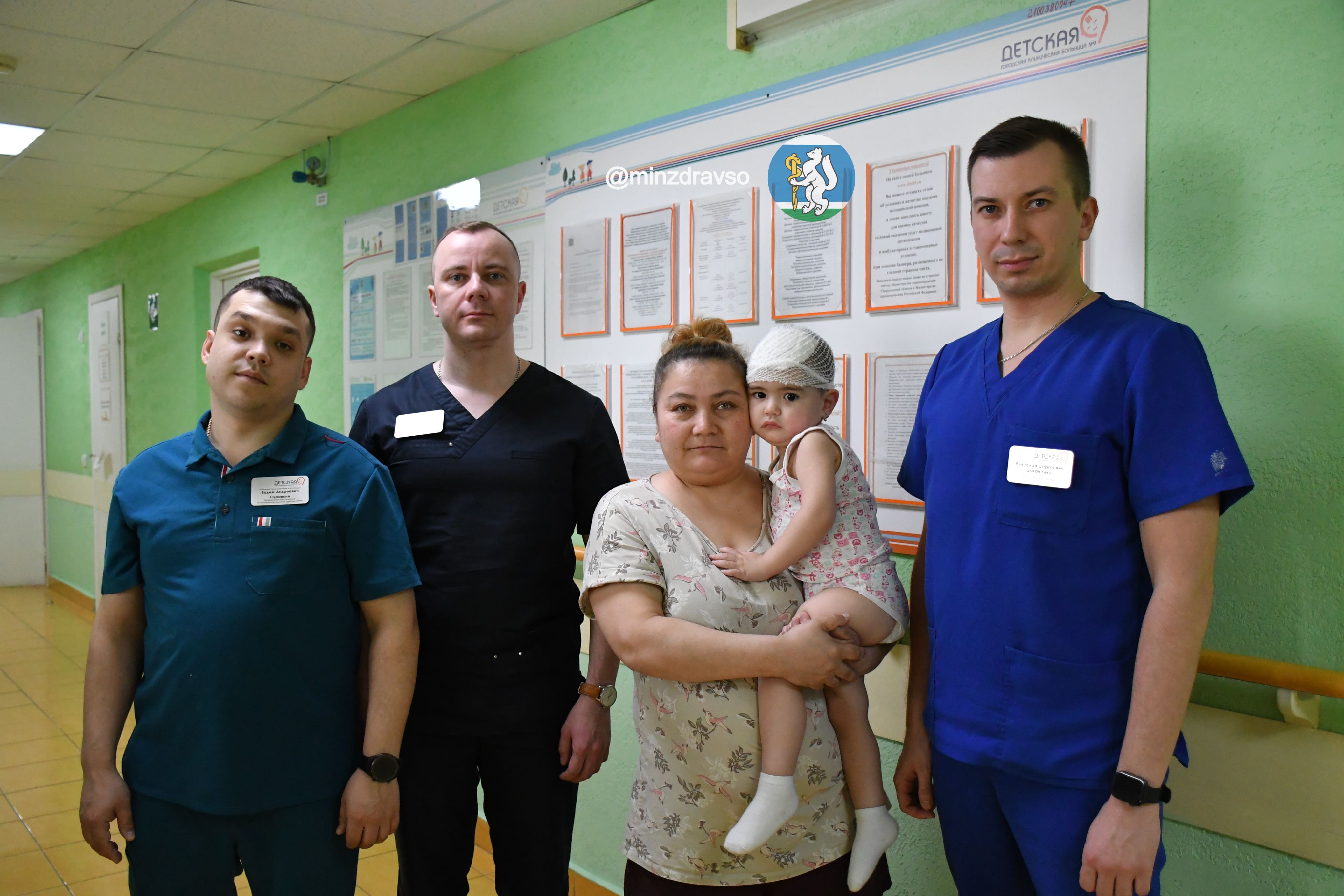 Свердловские врачи спасли двухлетнюю Лиану, которая провалилась в просвет между стойками перил и получила смертельно опасные травмы