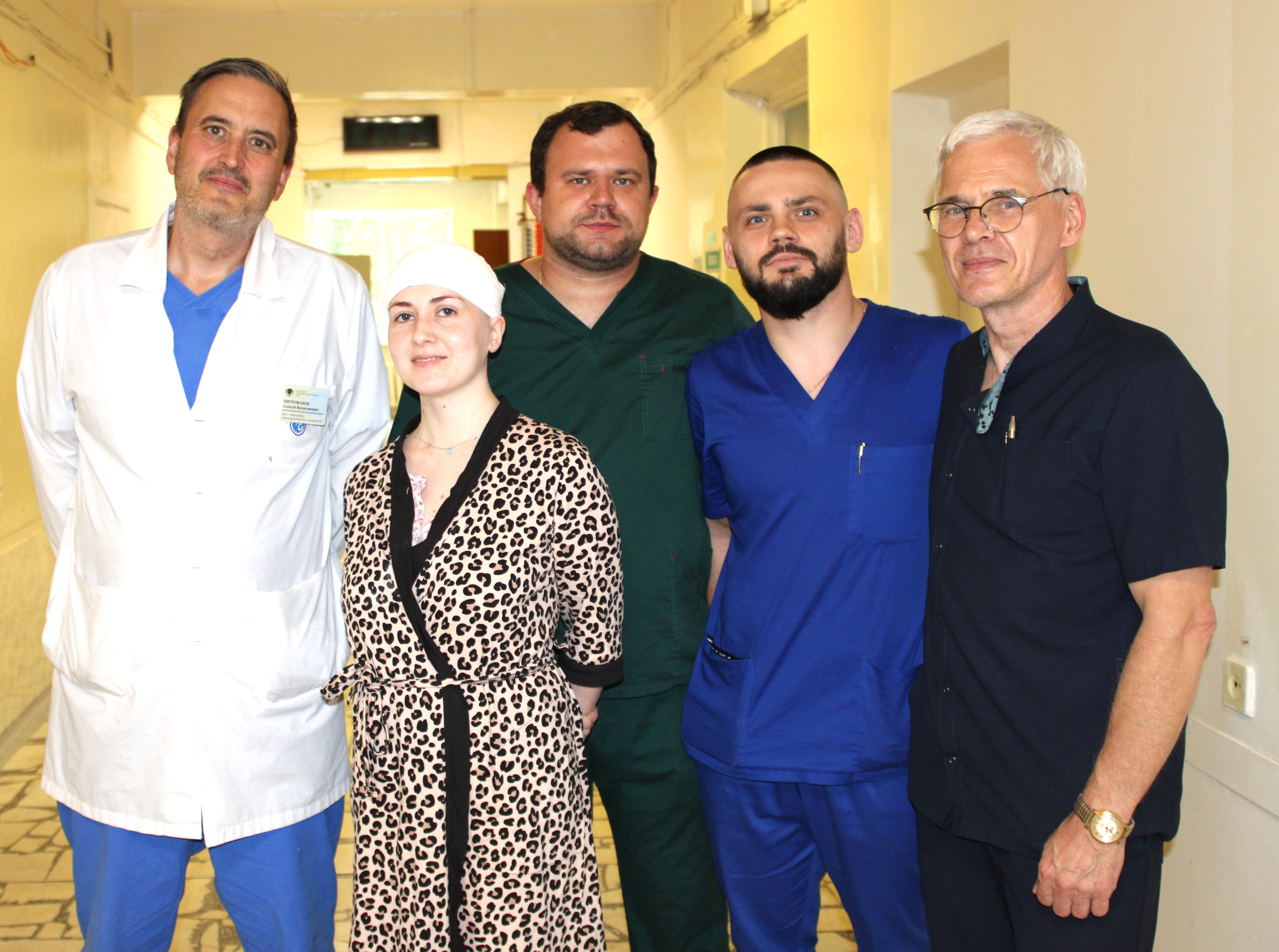 Свердловские врачи спасли жизнь 32-летней будущей мамы с крупной опухолью головного мозга и помогли появиться на свет её сыну