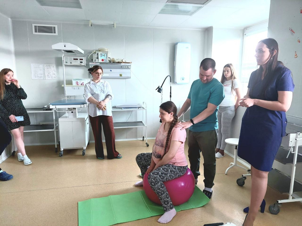 Более 800 будущих мам побывали на экскурсиях в Екатеринбургском клиническом перинатальном центре в 2025 году