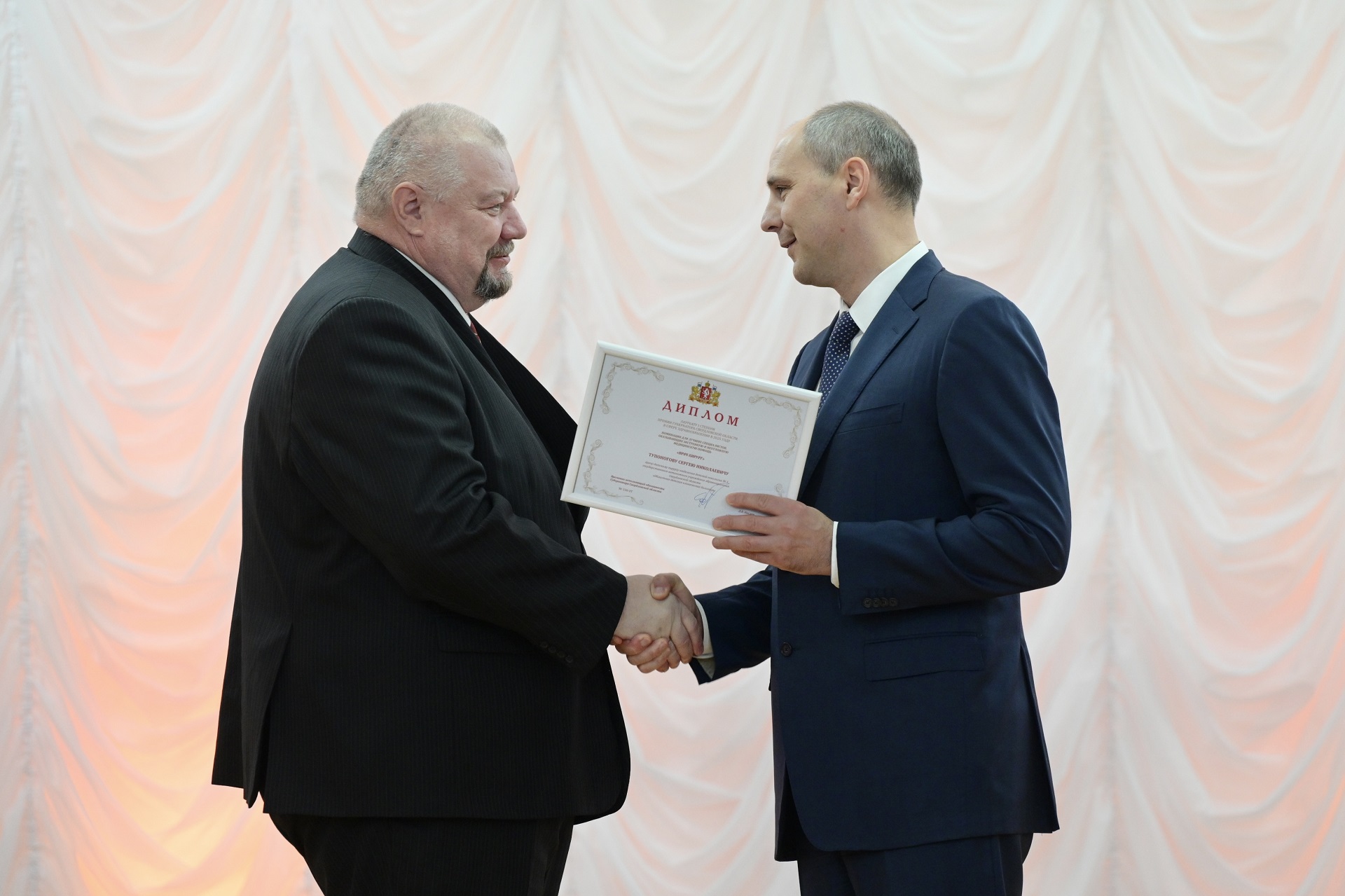 Денис Паслер наградил специальной премией 66 медицинских работников Свердловской области