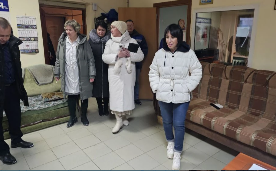 Татьяна Савинова проконтролировала ремонт поликлиники в Богдановиче