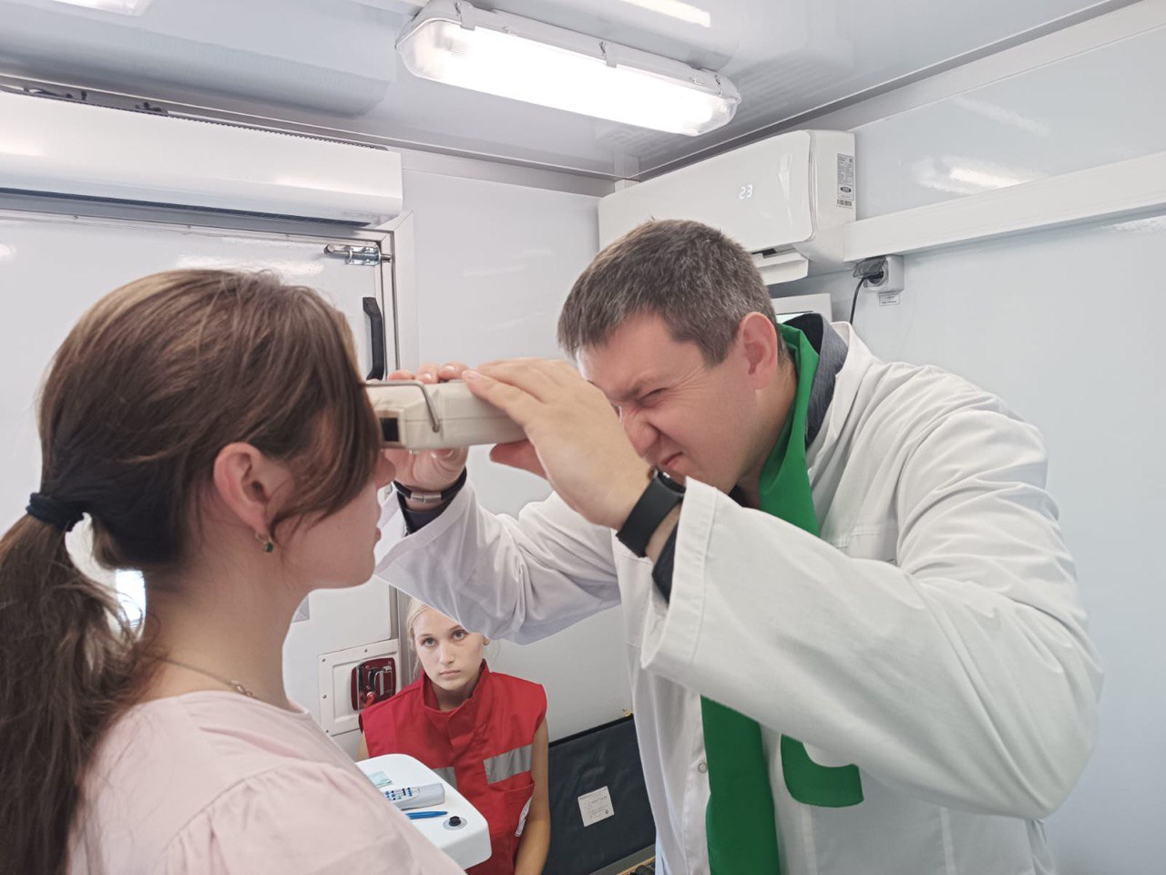 Свердловский медколледж проверил зрение более 500 любителям чтения на книжном фестивале «Красная строка»