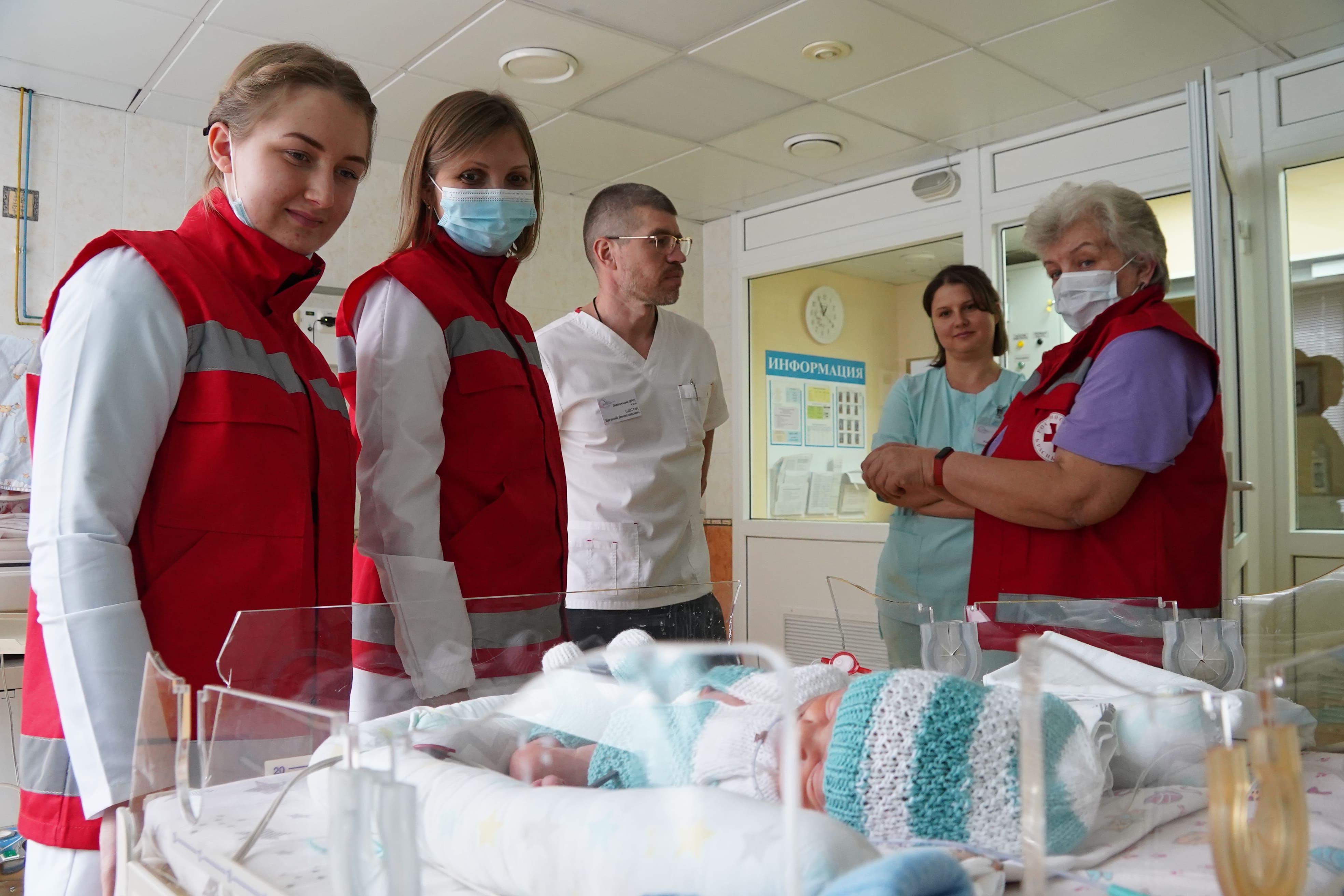 Будущие медсёстры из Новоуральска и волонтёры привезли в ЕКПЦ подарки для «торопыжек»