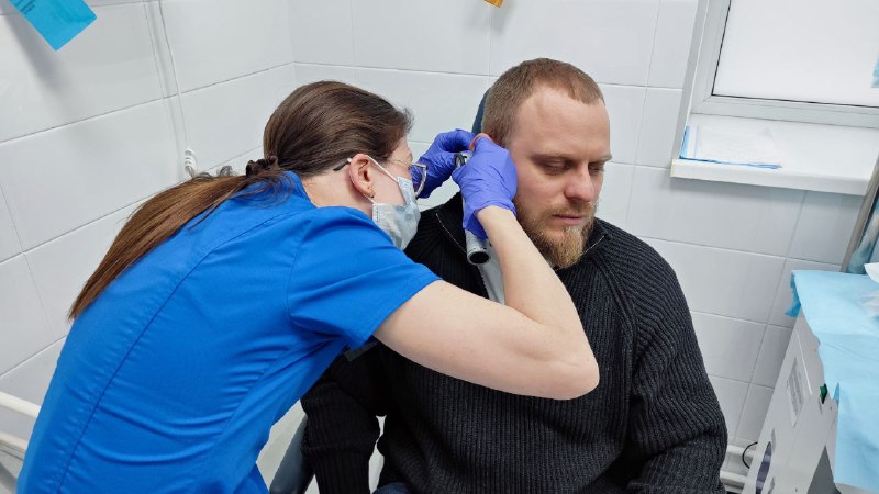 Звуки праздника — без вреда для здоровья: свердловский врач напомнил, что внутриканальные наушники могут представлять опасность