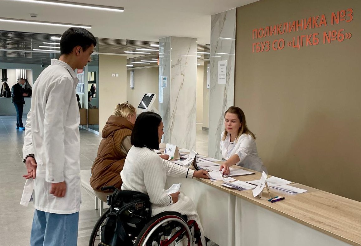 Более 70 пациентов с ОВЗ и людей старшего возраста стали участниками профилактической акции «В один день — в одном месте»