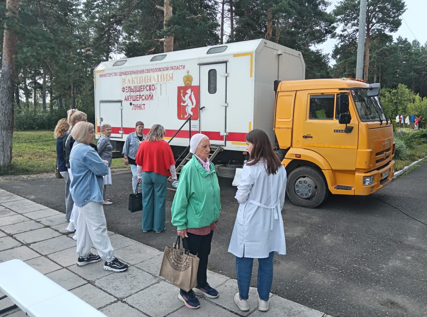 Около 100 жителей Порошино Камышловского района прошли комплексное медобследование рядом с домом благодаря проекту «Добро в село»