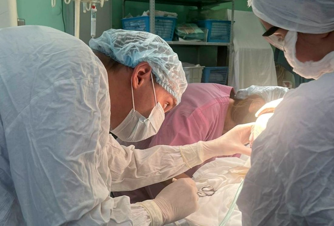 Свердловские врачи спасли молодого человека, который врезался на электросамокате в бордюр