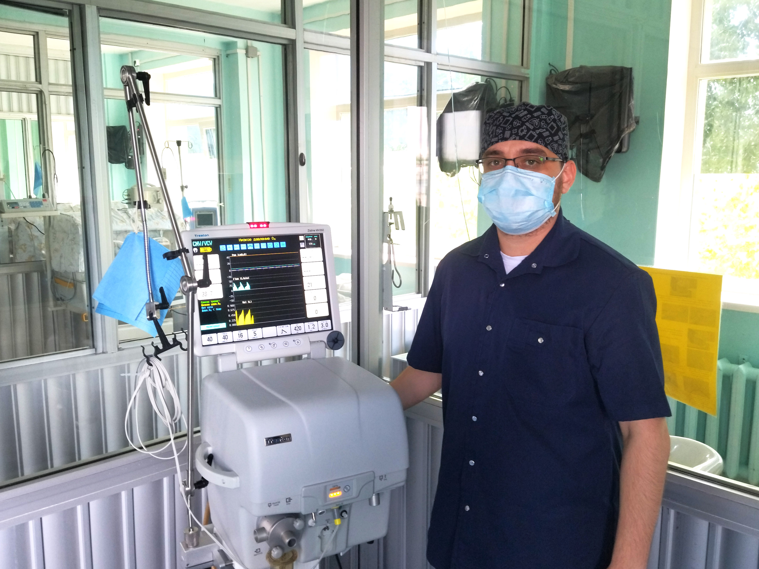 Отечественный аппарат ИВЛ и слаженная работа свердловских врачей спасли новорождённого малыша весом 875 граммов