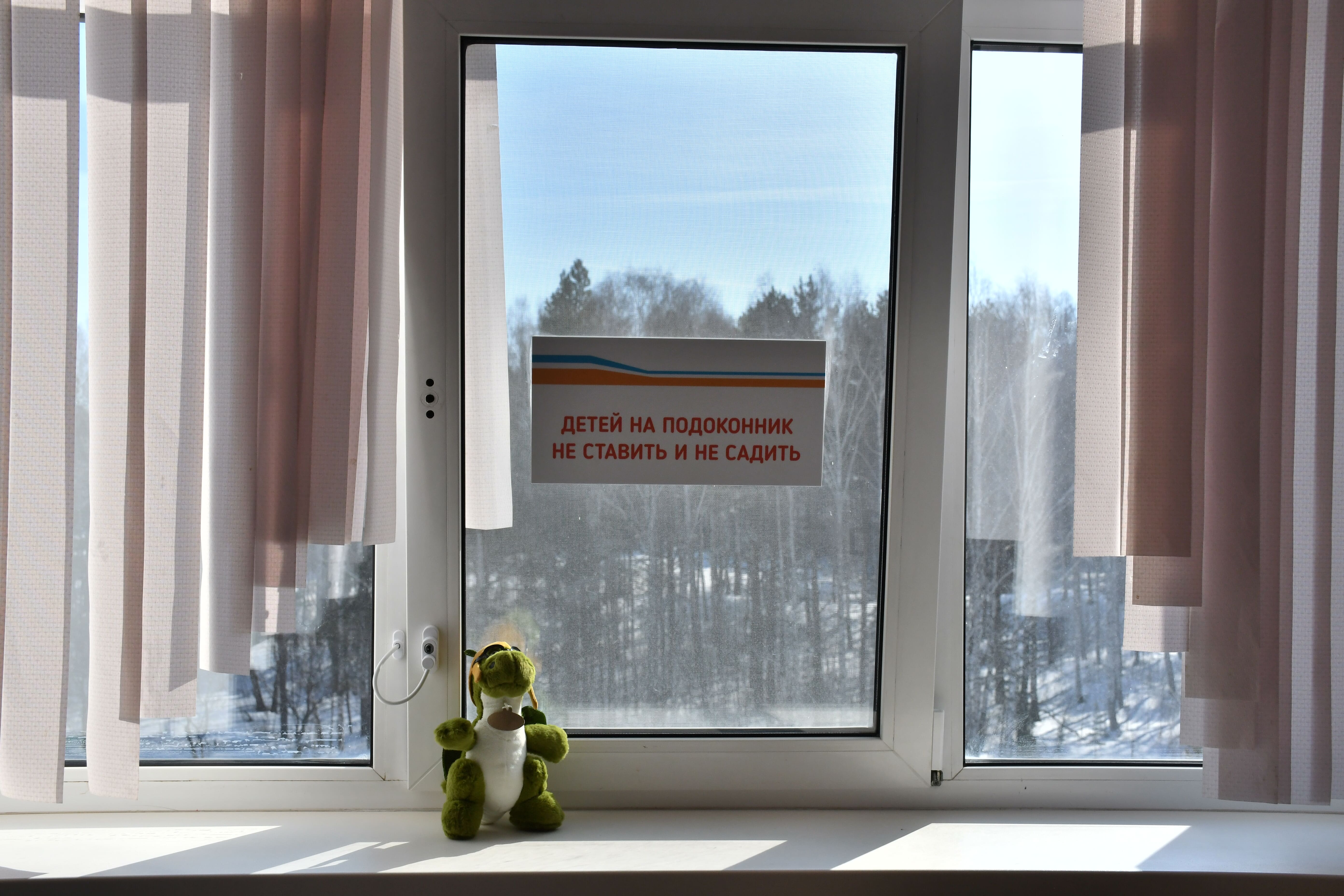 Чтобы весеннее тепло не привело к трагедии: свердловский врач напомнила родителям о рисках падения детей из открытых окон