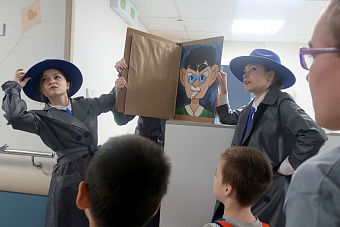 Предновогодний сюрприз: будущие режиссёры провели театрализованный квест для самых маленьких пациентов СОКБ №1