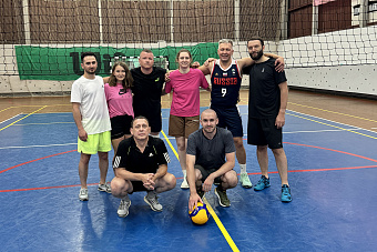 Корпоративные занятия волейболом помогают выработке «чувства локтя» в команде сотрудников Психиатрической больницы №3