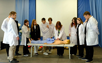 Режевские медики помогают ученикам медицинского класса приобретать и совершенствовать профессиональные навыки
