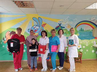 Дети и подростки с нарушениями слуха бесплатно получают новые речевые процессоры, управляемые с телефона, взамен устаревших моделей