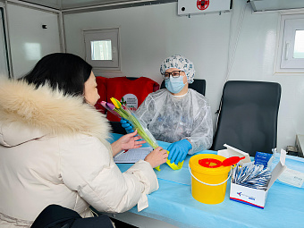 Медики дарят свердловчанкам цветы за внимание к своему здоровью в канун самого весеннего праздника