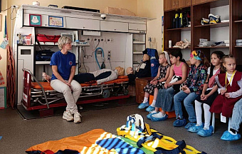 «Я бы в «скорую» пошёл, пусть меня научат!»: юные свердловчане посещают службу «03» в рамках профориентационных мероприятий