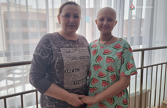 Врачи свердловского детского онкоцентра провели трансплантацию костного мозга от мамы юной пациентке из Хабаровска