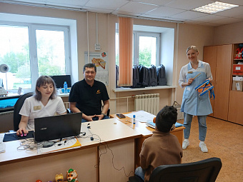 Шесть юных пациентов центра «Бонум» получили современные речевые процессоры, помогающие лучше слышать