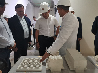 Евгений Куйвашев оценил ход ремонтных работ старейшей больницы на Урале