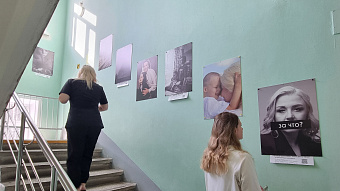 Портреты обнажённой души: в Областной детской больнице появилась фотогалерея, посвящённая мамам особенных детей