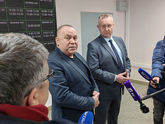 Глава Минздрава Андрей Карлов, который по поручению губернатора приехал в Рефтинский, рассказал о планах развития медучреждения