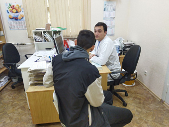 Сельский фельдшер Роман Ахунов заботится о здоровье жителей посёлка Рудный